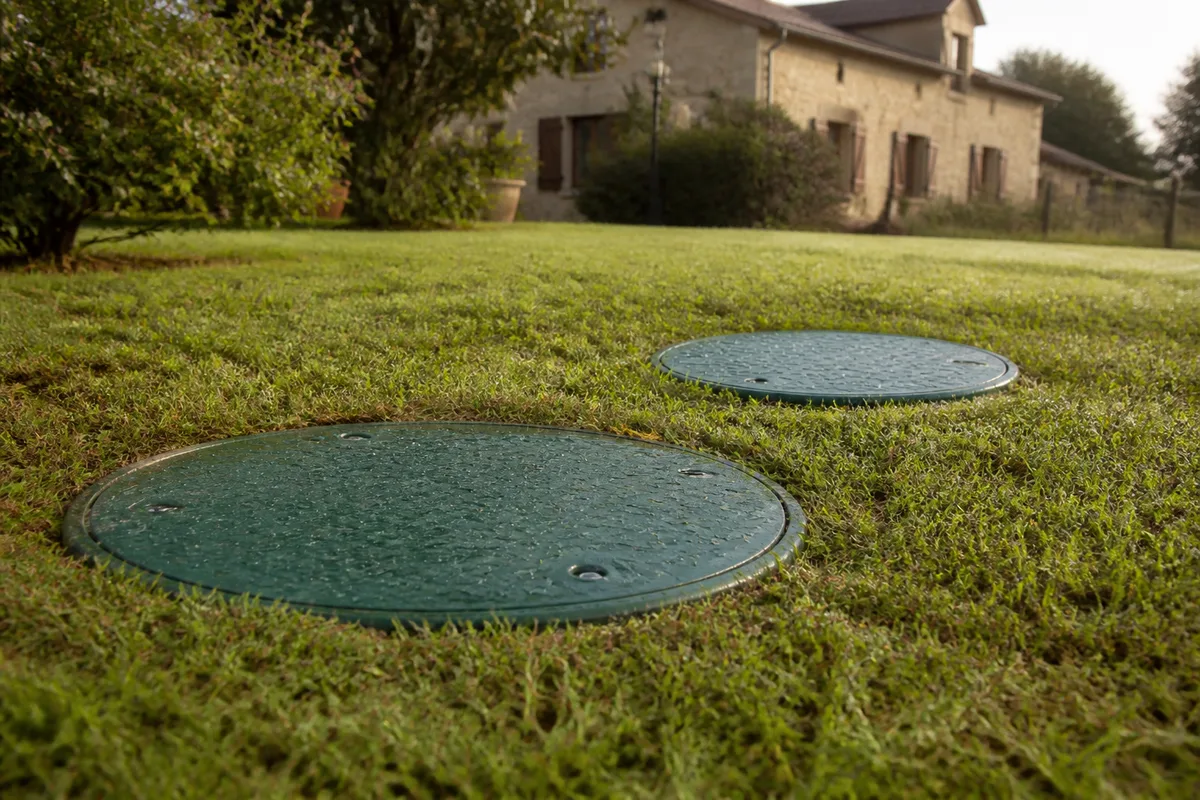 Odeur de fosse toutes eaux : causes et solutions durables